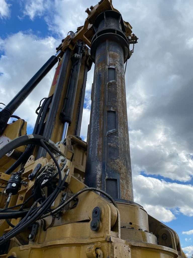Drill rig with new kelly bar